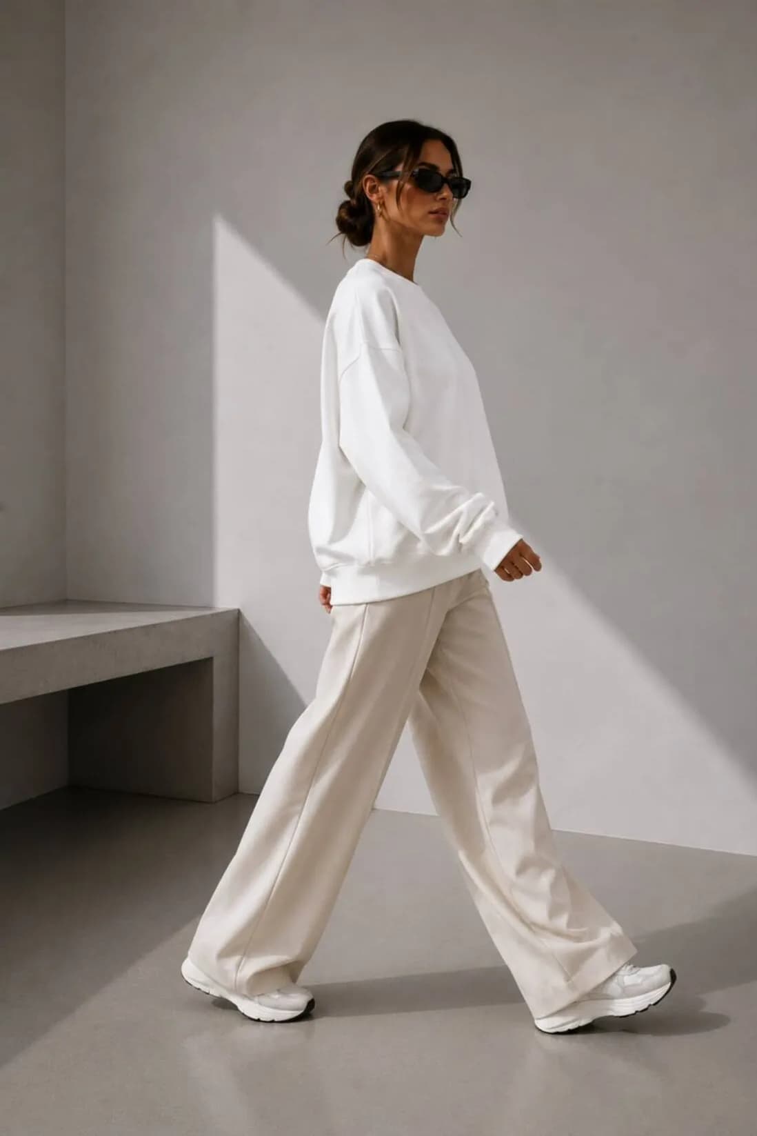 Kadın Üç İplik Şardonlu Pamuk Oversize Sweatshirt — Beyaz — görsel 4