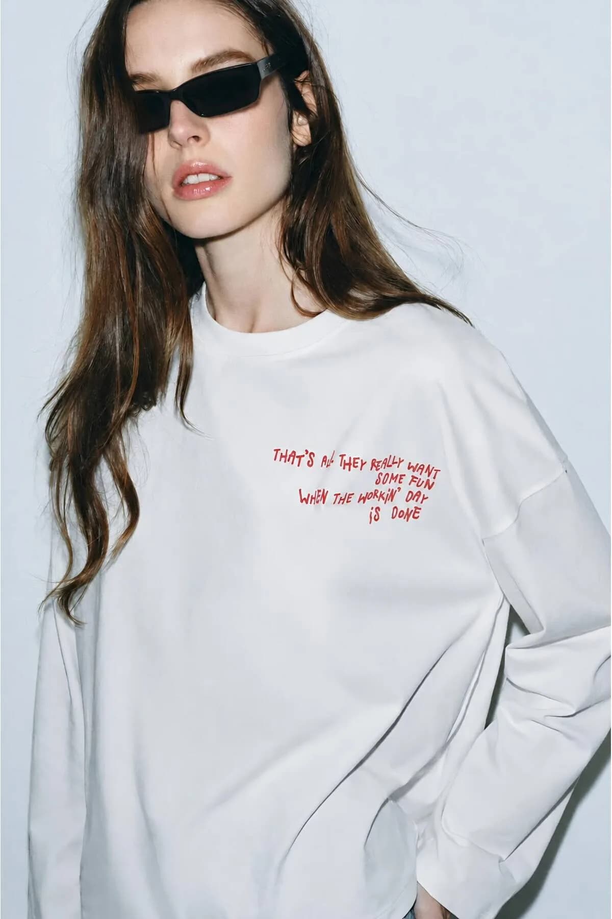 Beyaz Kontrast Yazılı Sırt Baskılı Uzun Kollu T-Shirt