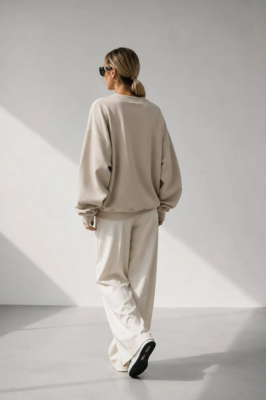 Kadın Üç İplik Şardonlu Pamuk Oversize Sweatshirt — Bej — görsel 4