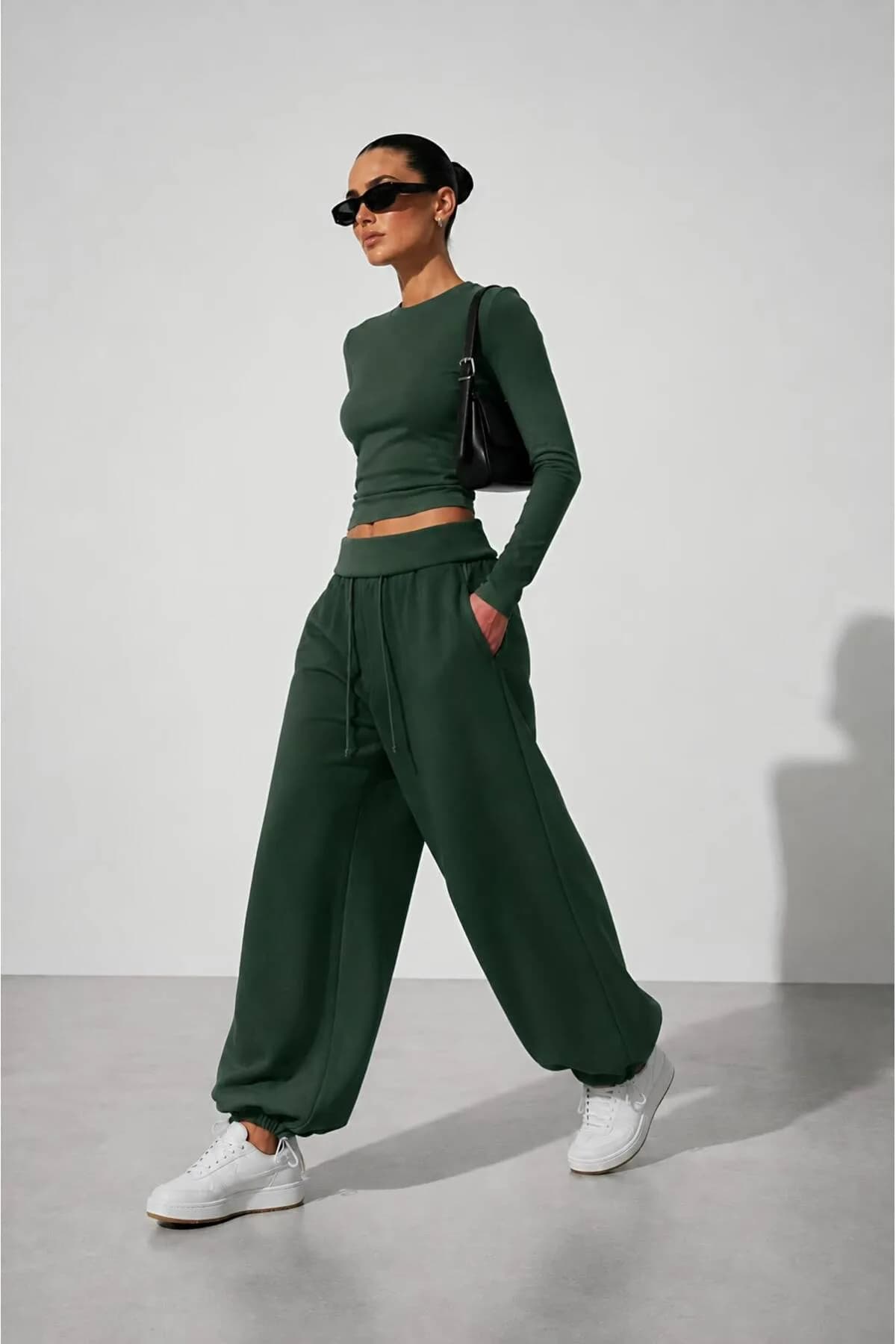 Üç İplik Şardonlu Kıvrımlı Kaşkorse Bel Cepli Ayarlanabilir Lastikli Ultra Bol Barrel Fit Baggy Pantolon / Eşofman Altı — Yeşil — görsel 2